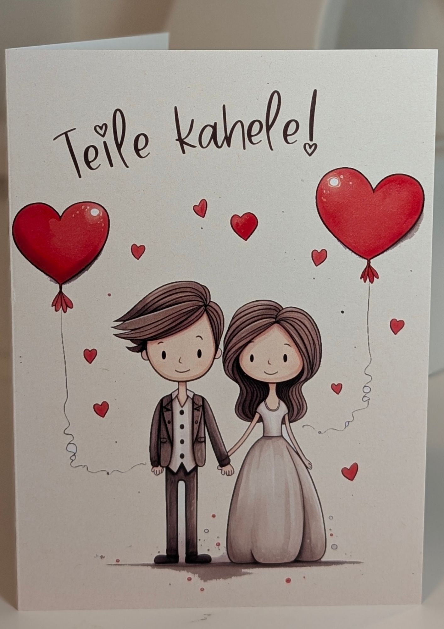 Kutsekunsti elegantne õnnitluskaart pulmadeks lõbusa pruutpaari joonistuse ja südametega