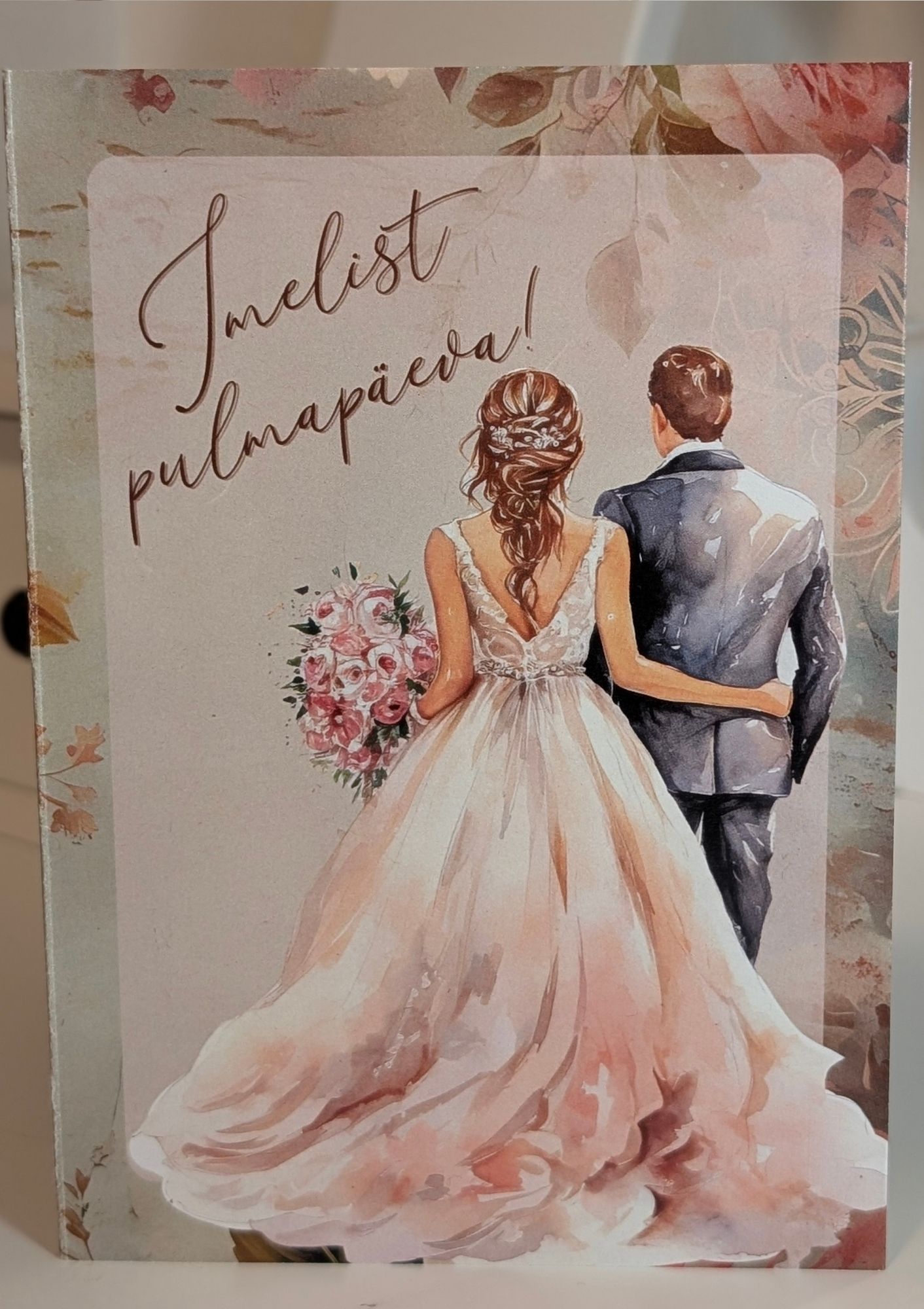 Kutsekunsti lilleline õnnitluskaart pulmadeks pruutpaari joonistusega